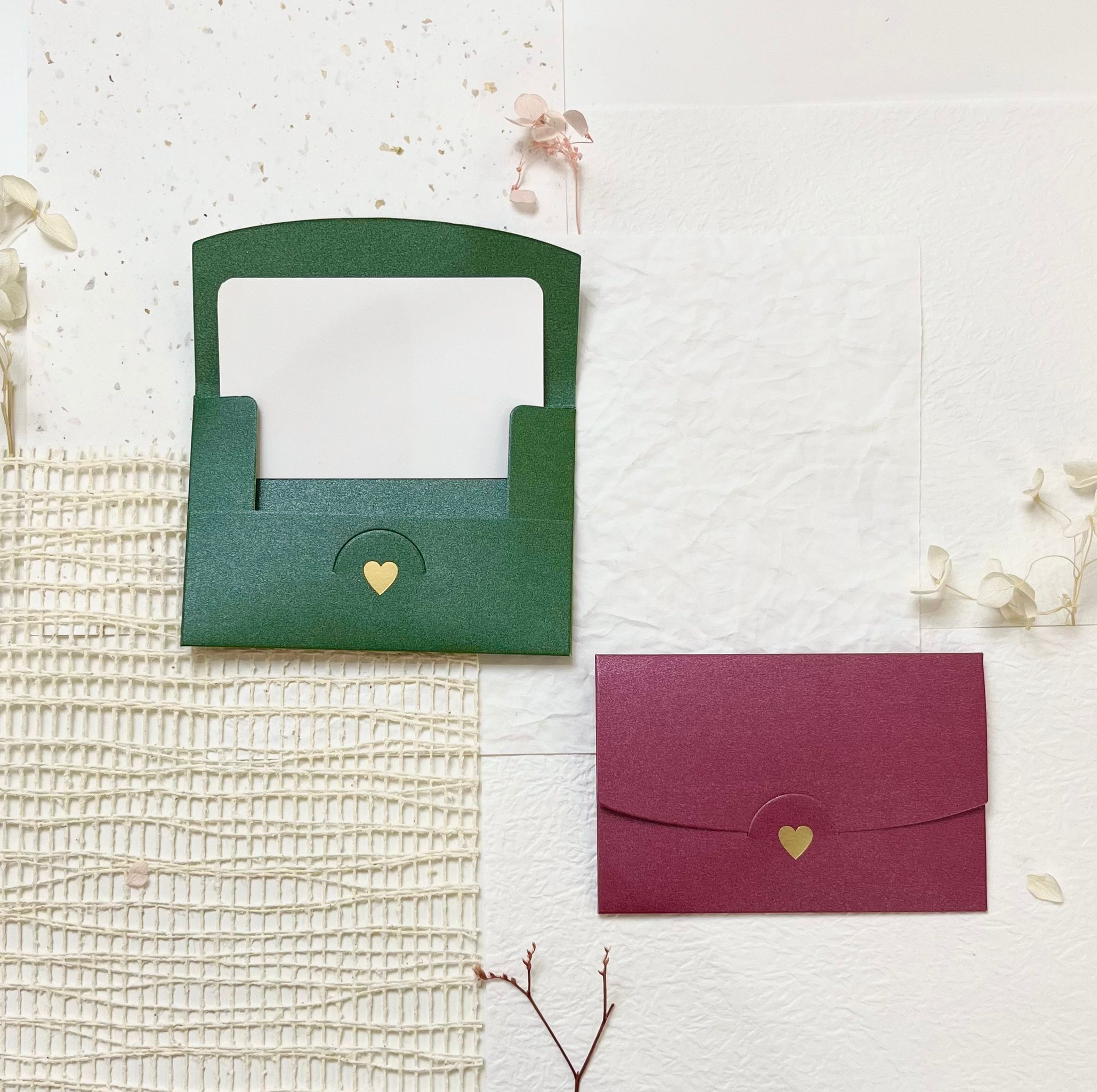 ظرف أخضر مع بطاقة للكتابة