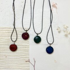 قلائد بالريزن | دائرة بقاعدة خشبية